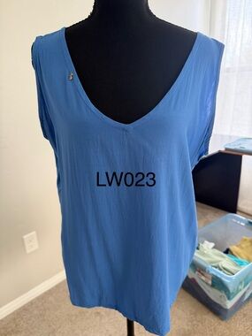 Sleeveless V-Neck Women's Top - Blue